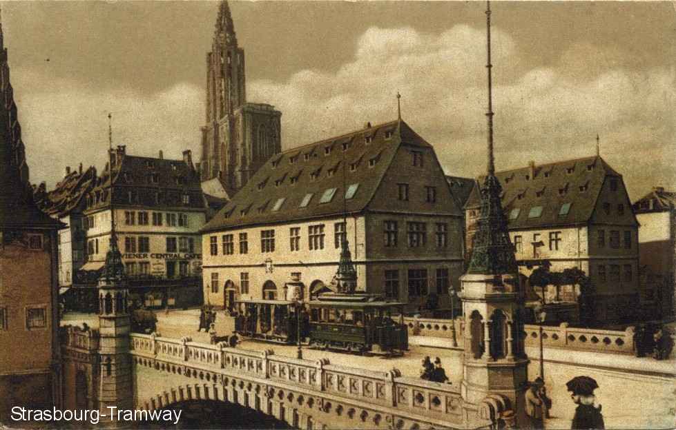 Une motrice et sa remorque d'�t� sur le Pont du Corbeau.